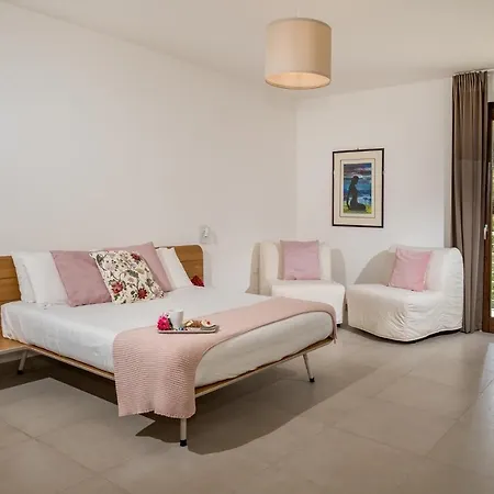 Maria Con Piscina E Vista Mare