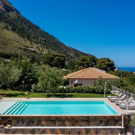 Maria Con Piscina E Vista Mare