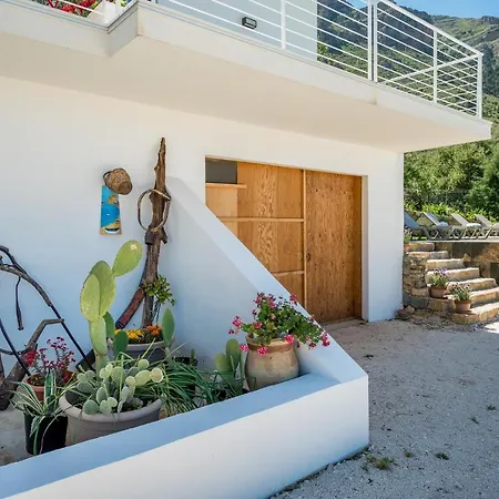 Maria Con Piscina E Vista Mare