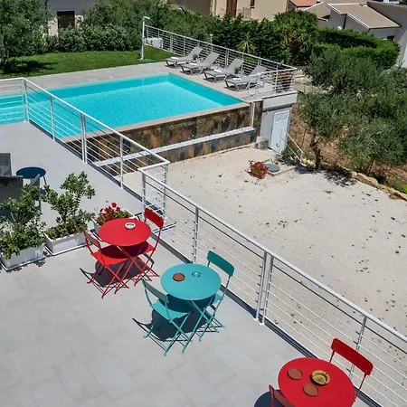 Maria Con Piscina E Vista Mare كاستيلاّماري ديل غو