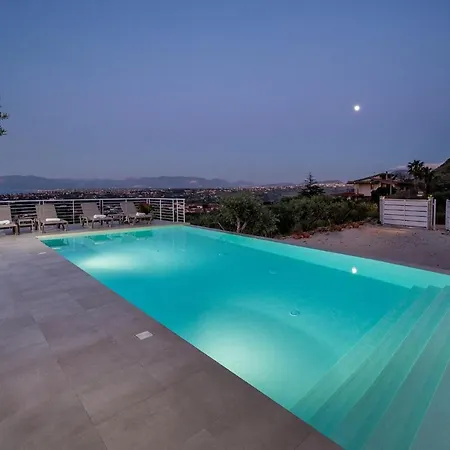 Maria Con Piscina E Vista Mare