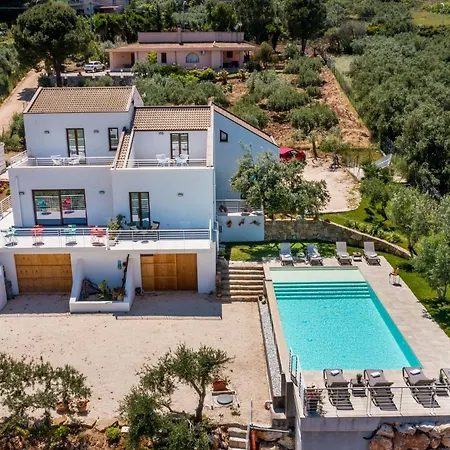 Maria Con Piscina E Vista Mare * カステッランマーレ・デル・ゴルフォ