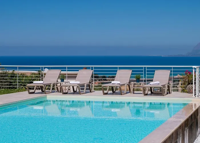 Maria Con Piscina E Vista Mare * カステッランマーレ・デル・ゴルフォ