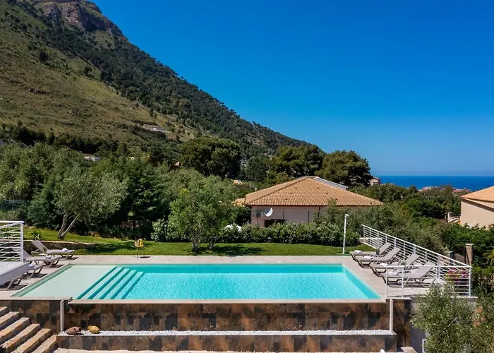 Maria Con Piscina E Vista Mare